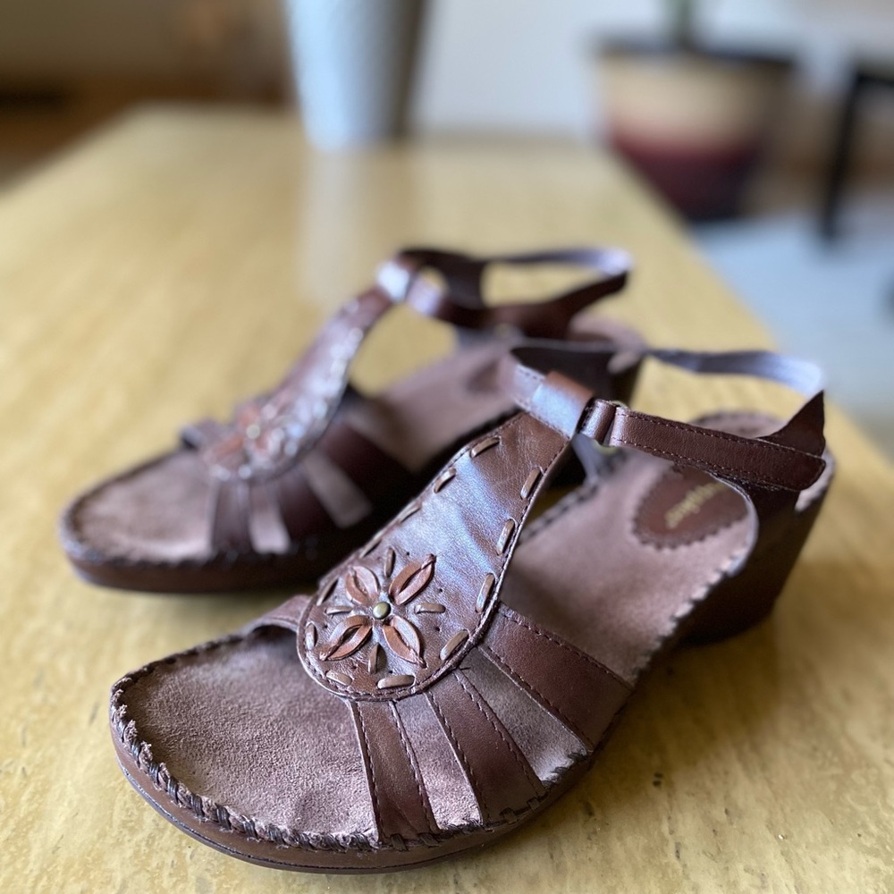 Hush Puppies sandals Size 8